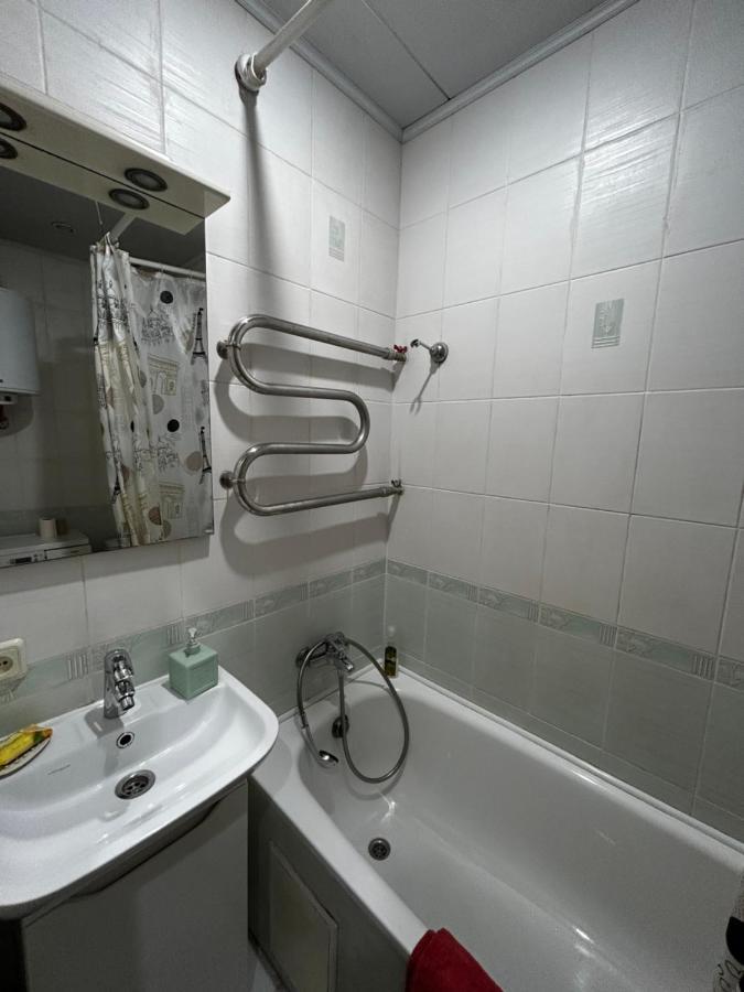 Apartment Near Train Station And Close To City Center Kiev Extérieur photo