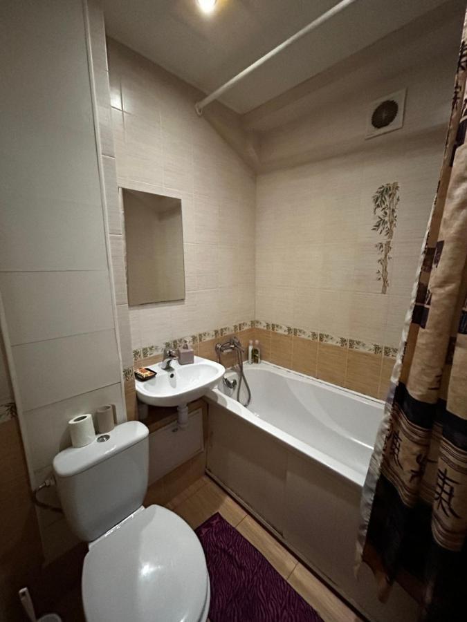 Apartment Near Train Station And Close To City Center Kiev Extérieur photo